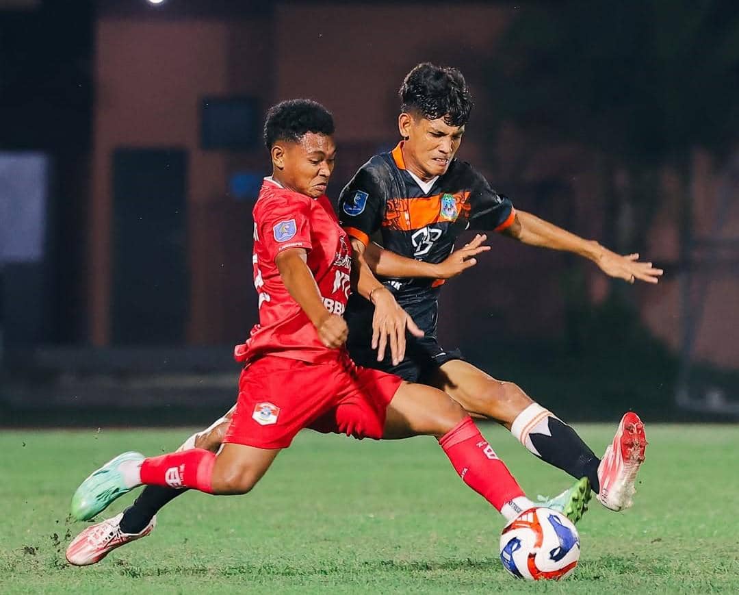Pemain Perseden Denpasar (hitam) dihadang pemain Persebata Lembata (merah). 