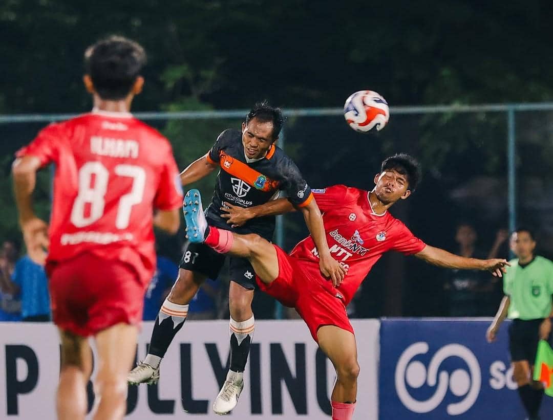 Pemain Perseden Denpasar (hitam) dihadang pemain Persebata Lembata (merah).