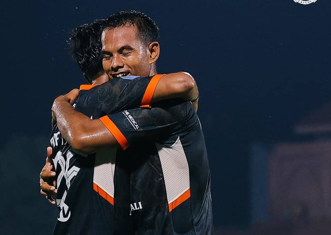 Nyoman Sukarja (kanan) memeluk sang kapten, I Made Antha (kiri).