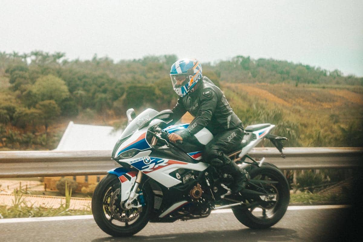 ilustrasi mengendarai motor