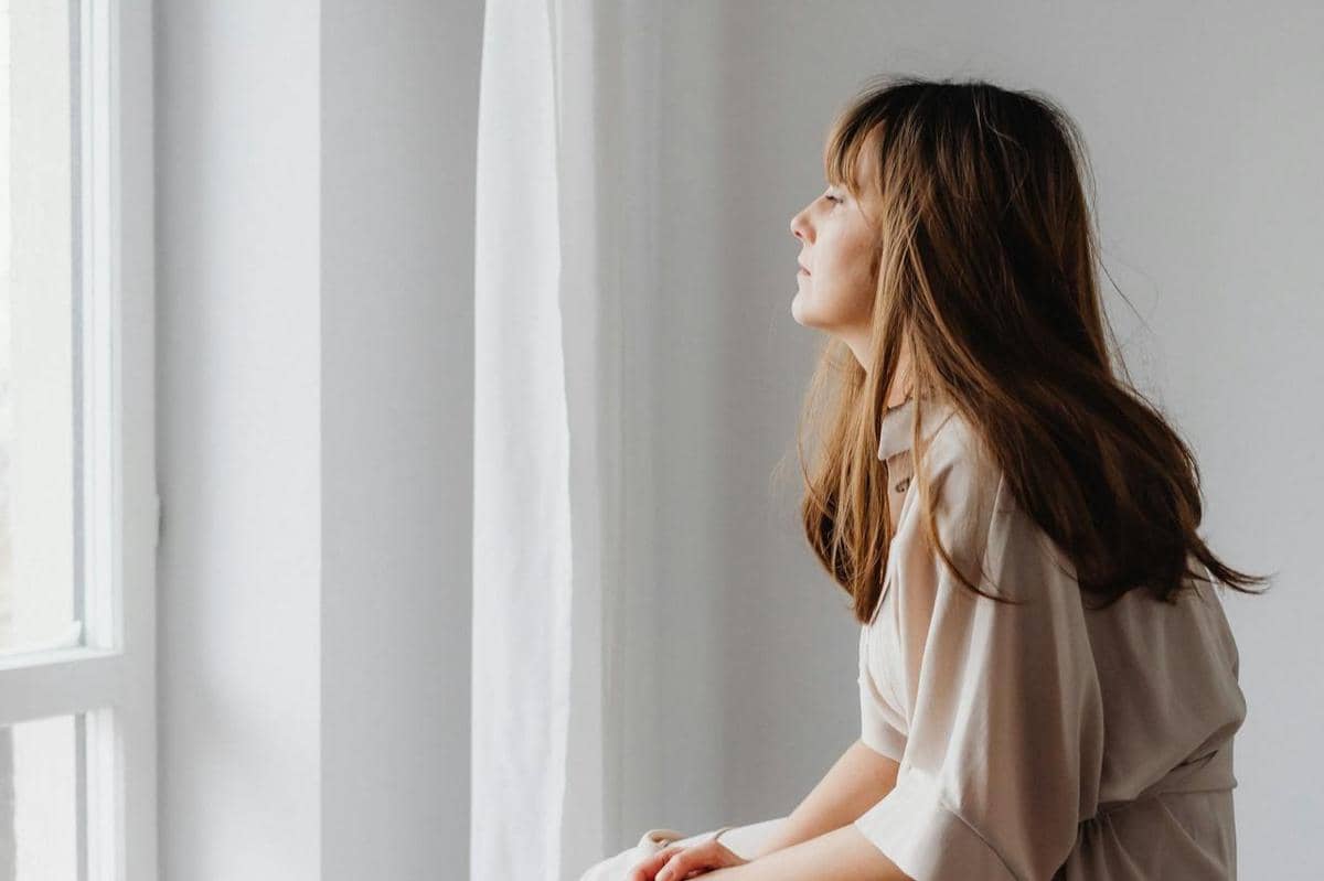 Sedang melihat jendela.