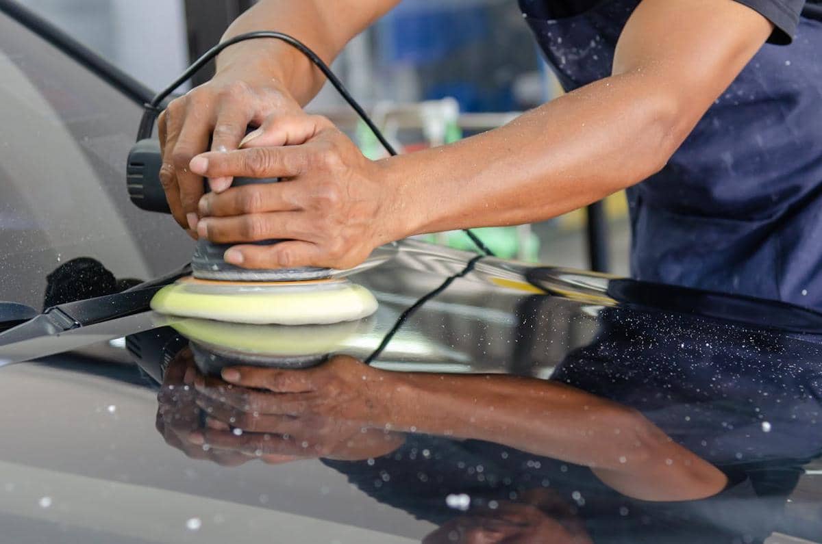ilustrasi waxing mobil