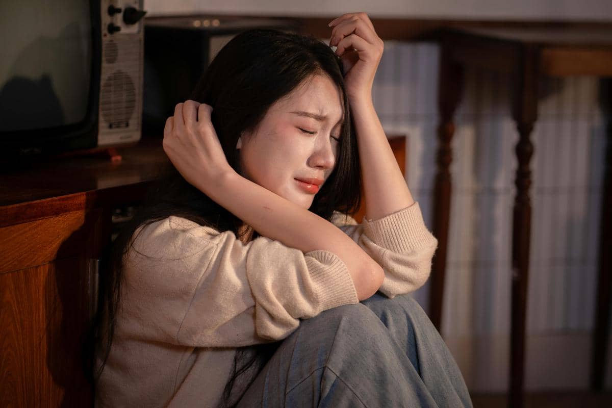 ilustrasi seorang wanita sedang menangis 