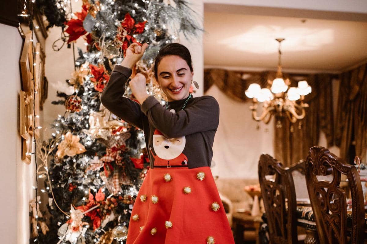 Ilustrasi mendekorasi rumah saat Natal 