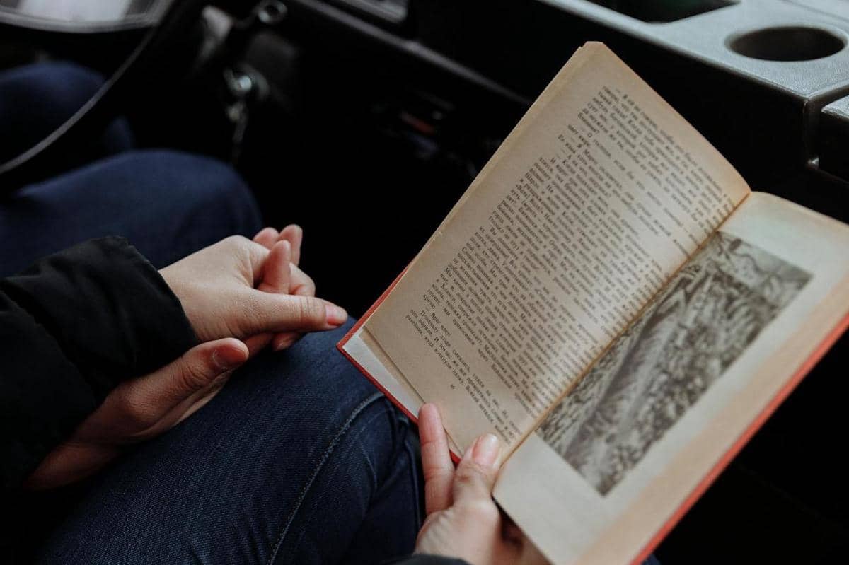 ilustrasi rekomendasi buku yang enak dibaca saat macet 