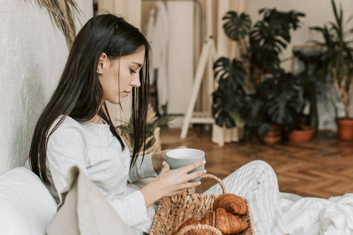 Seorang wanita sedang ngopi.