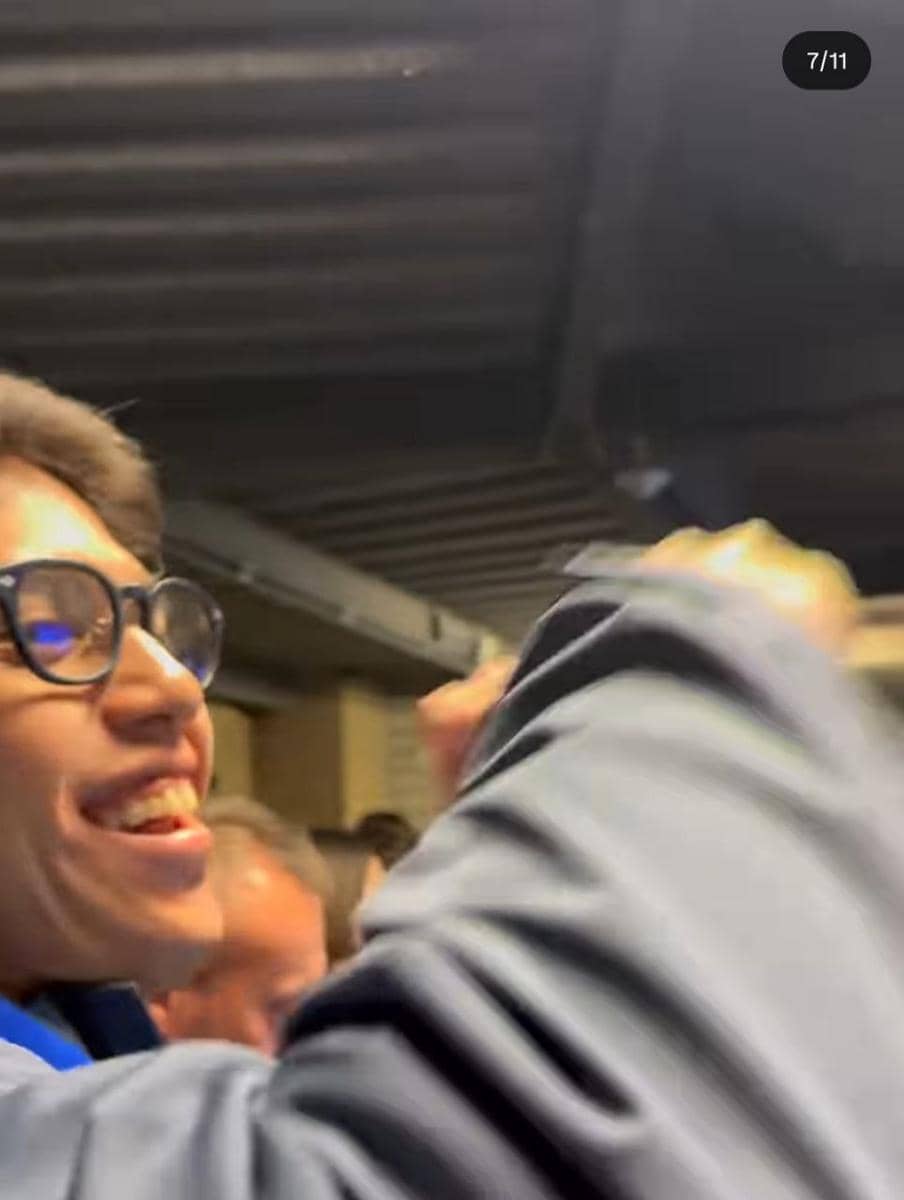 El Rumi nonton pertandingan Chelsea di Inggris.