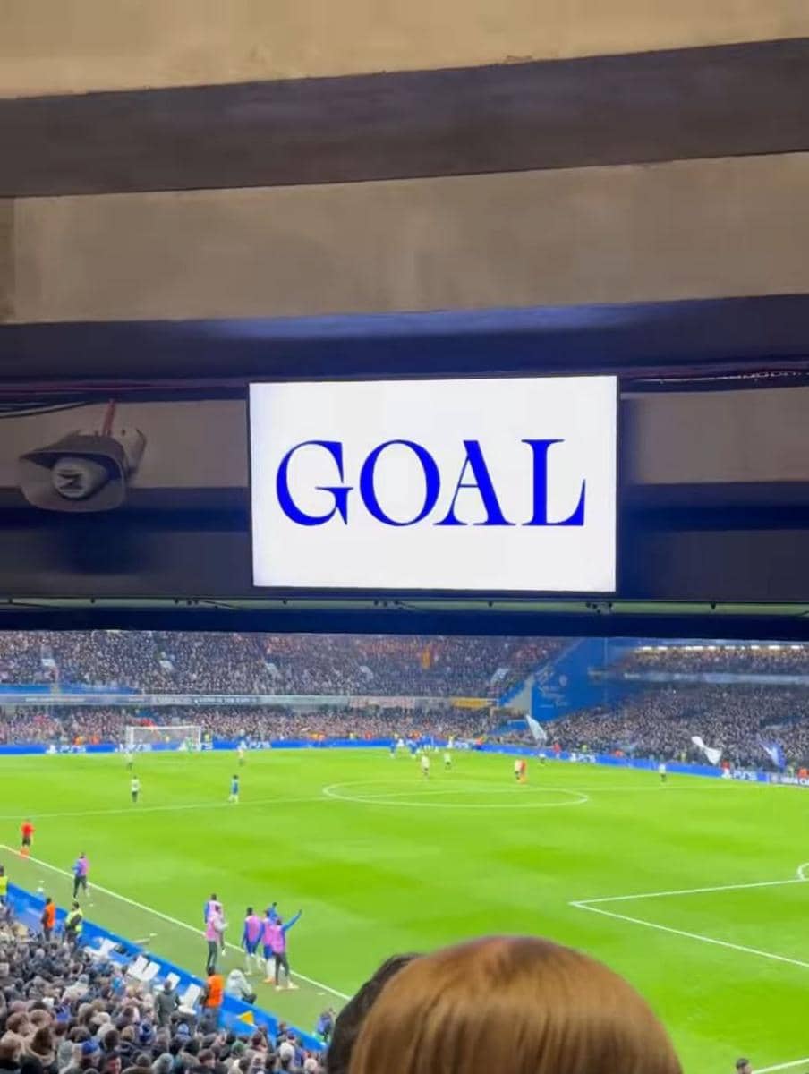 El Rumi nonton pertandingan Chelsea di Inggris.