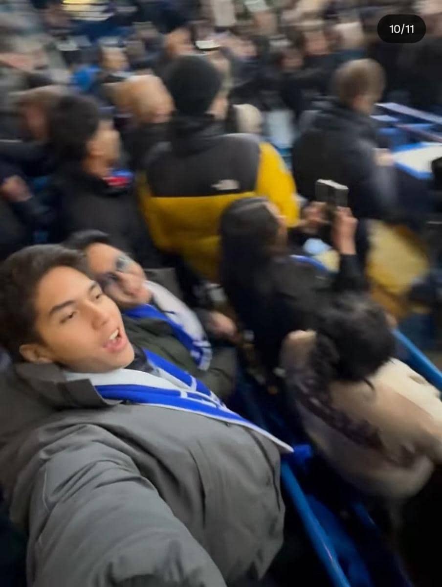 El Rumi nonton pertandingan Chelsea di Inggris.