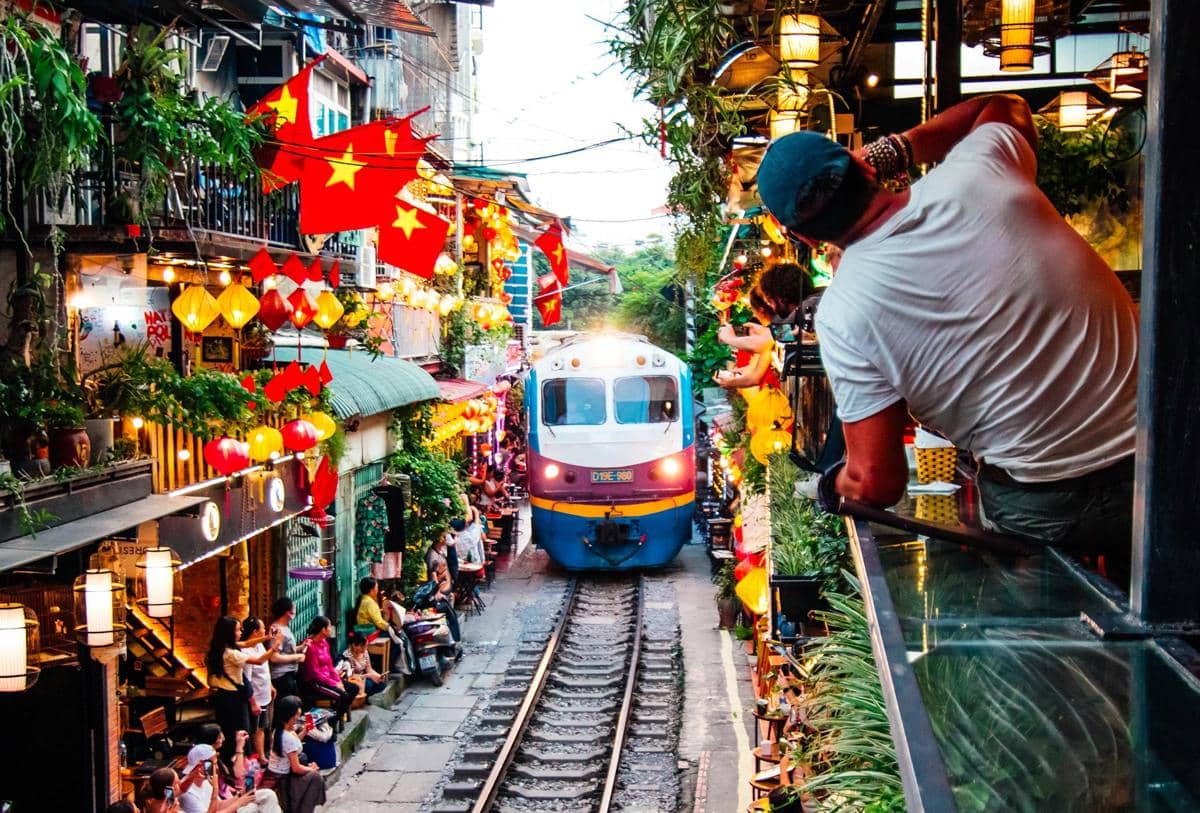ilustrasi Hanoi Train Street, Vietnam
