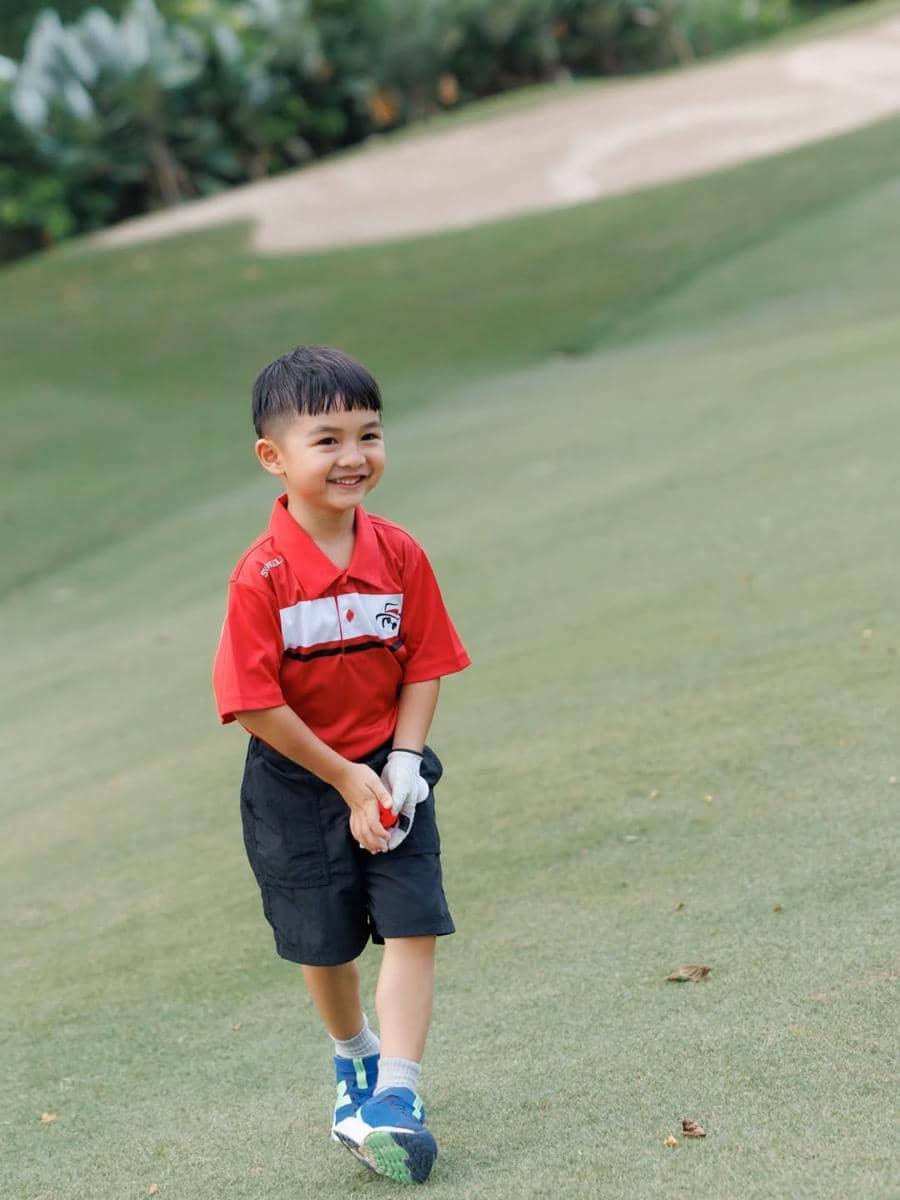 Dante, anak Chelsea Olivia, ikut turnamen golf.