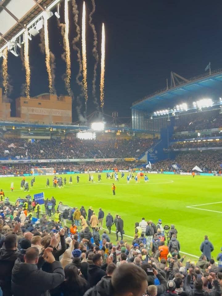 El Rumi nonton pertandingan Chelsea di Inggris.