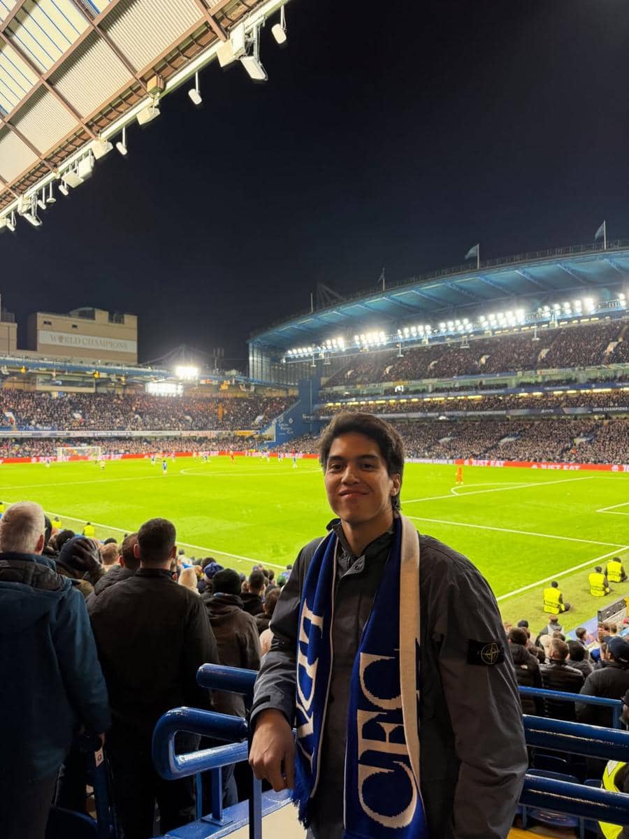 El Rumi nonton pertandingan Chelsea di Inggris.