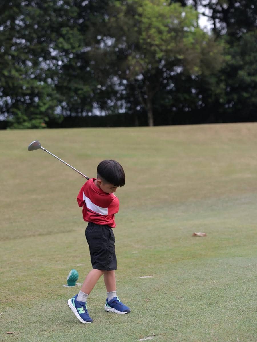 Dante, anak Chelsea Olivia, ikut turnamen golf.