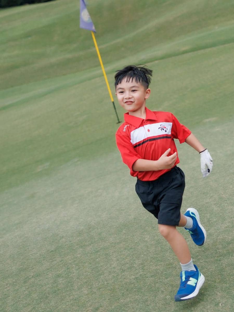 Dante, anak Chelsea Olivia, ikut turnamen golf.