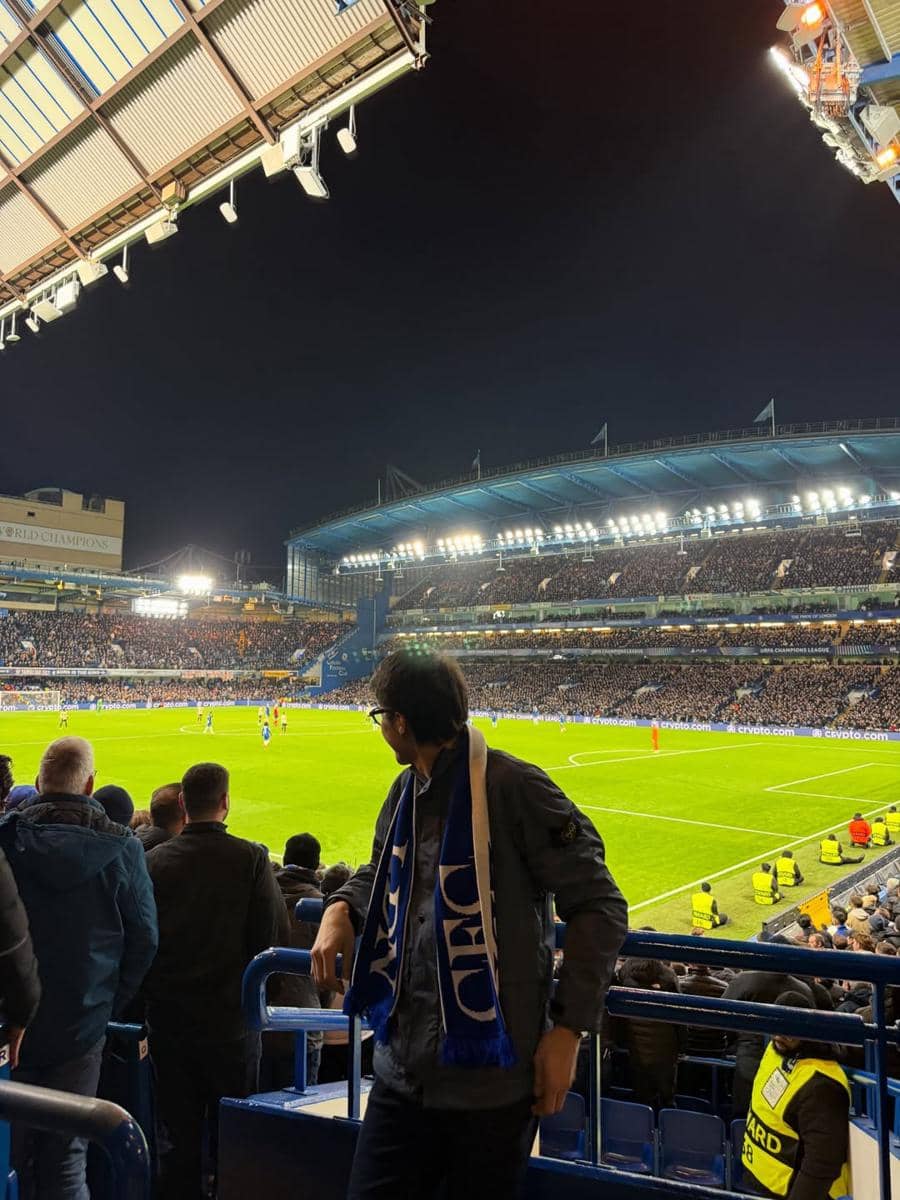 El Rumi nonton pertandingan Chelsea di Inggris.