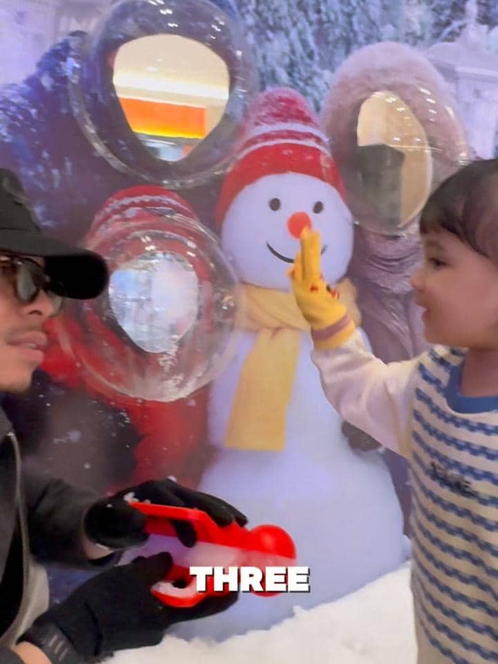 Atta Halilintar menemani Azura main salju.