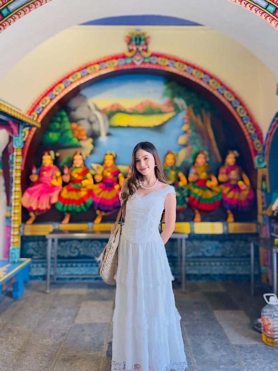 Bella Graceva jalan-jalan di Chinatown, Singapura.