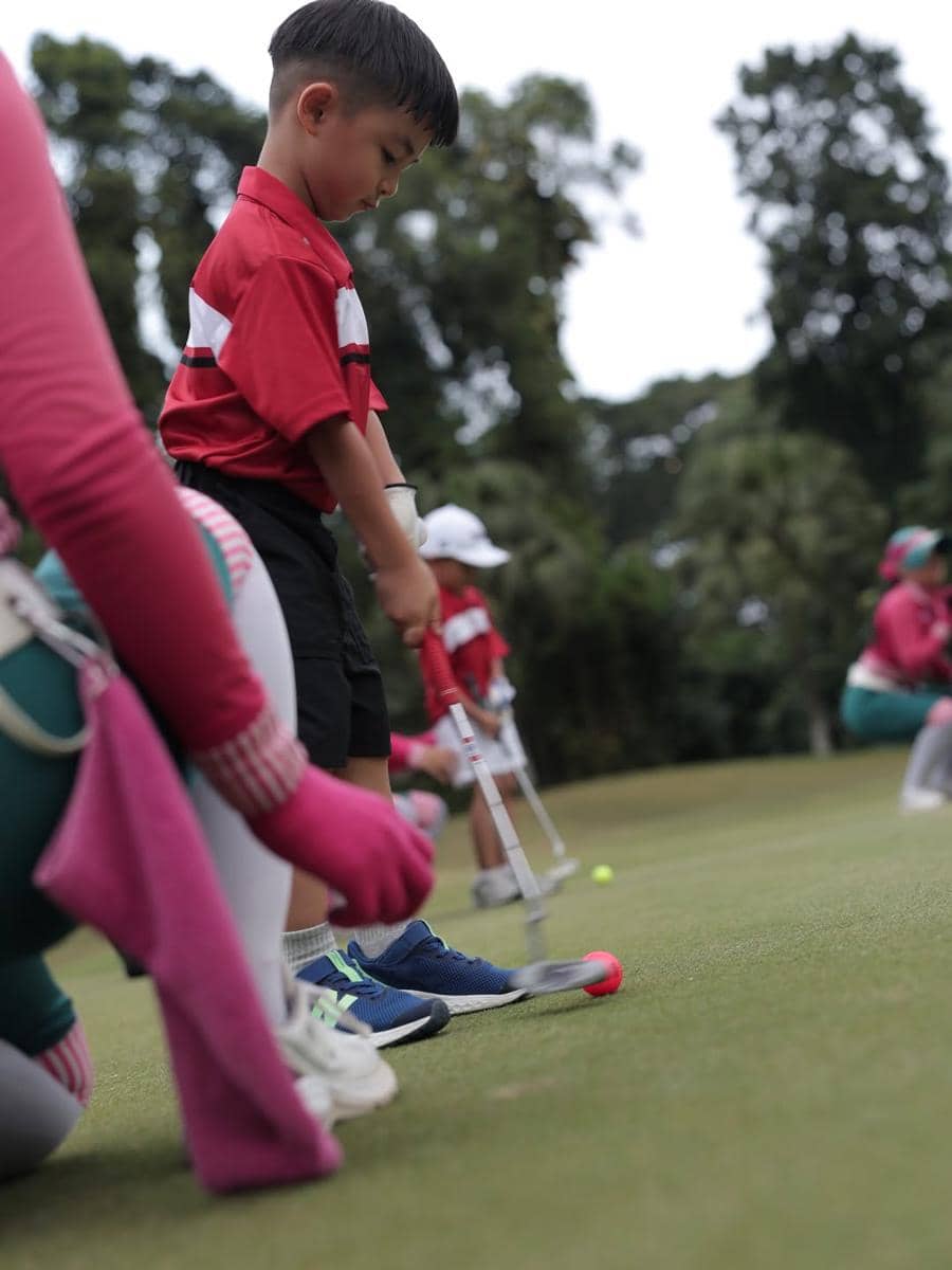 Dante, anak Chelsea Olivia, ikut turnamen golf.