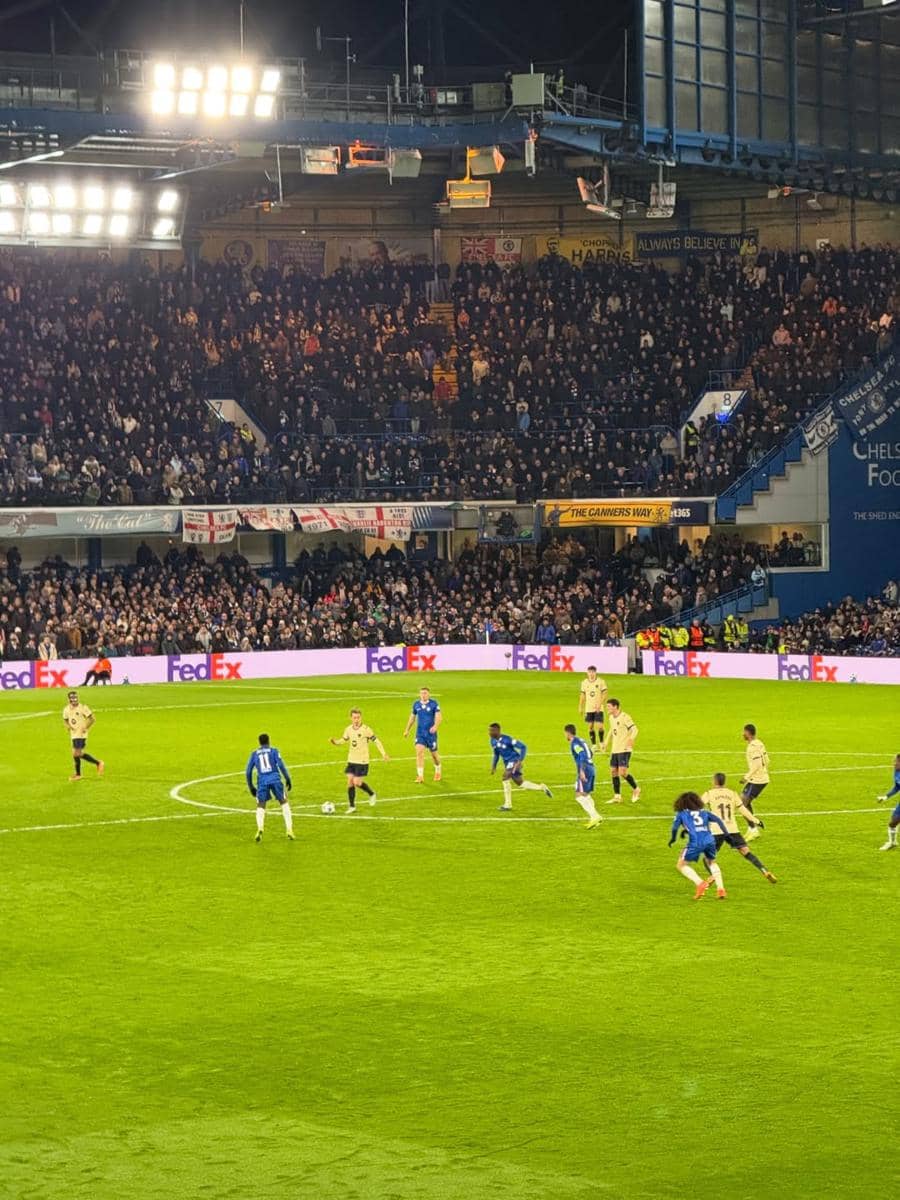 El Rumi nonton pertandingan Chelsea di Inggris.