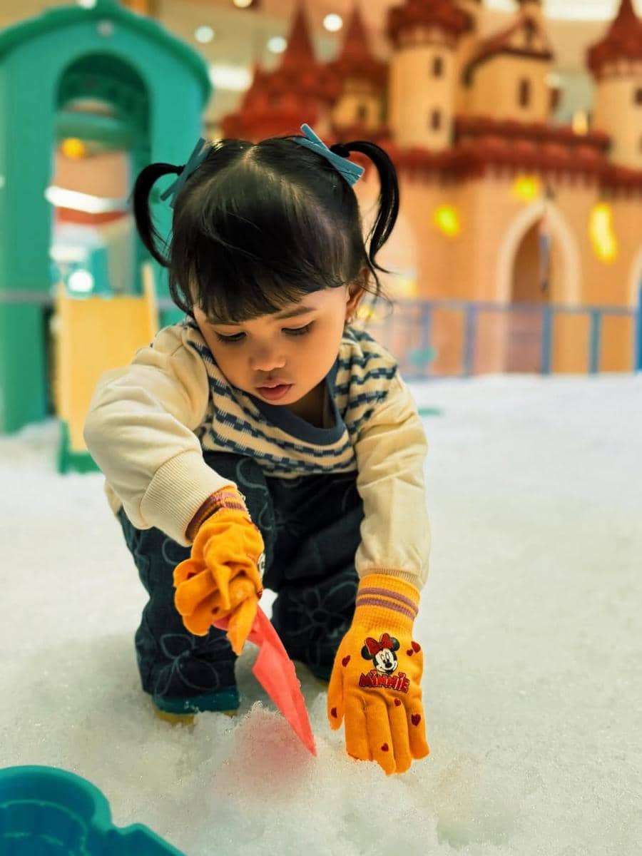 Atta Halilintar menemani Azura main salju.