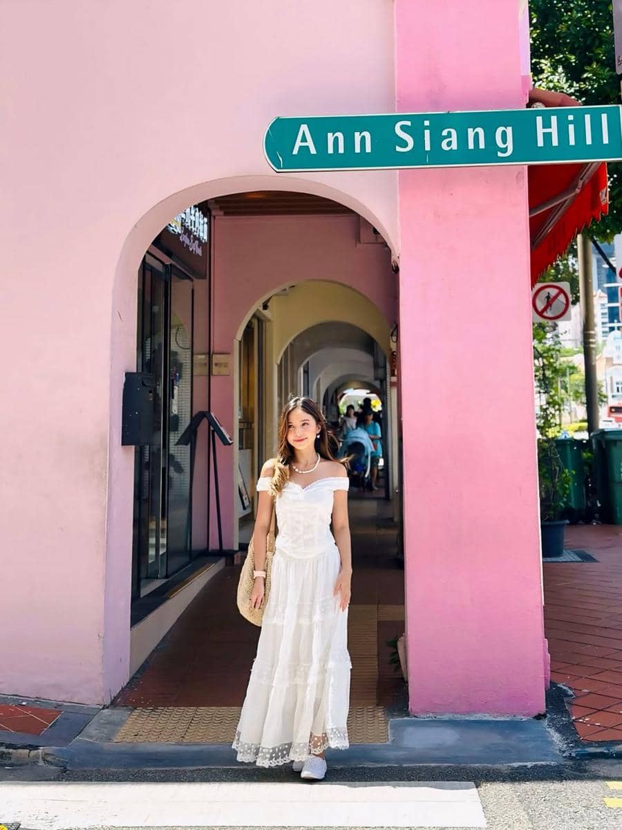 Bella Graceva jalan-jalan di Chinatown, Singapura.