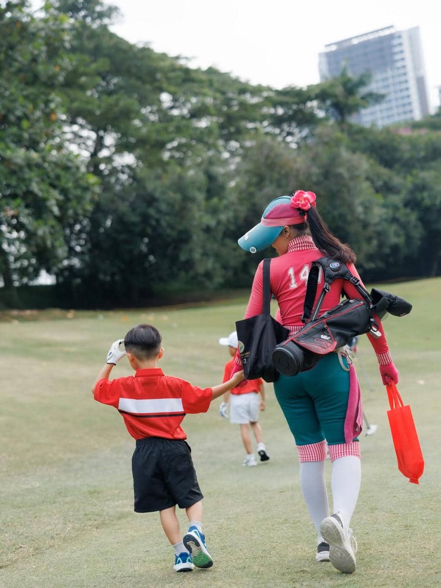 Dante, anak Chelsea Olivia, ikut turnamen golf.