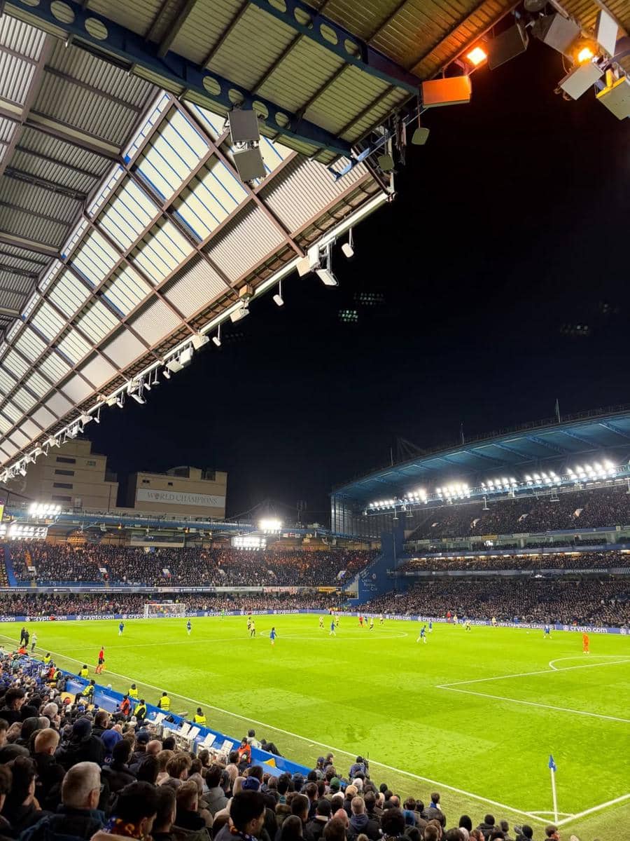 El Rumi nonton pertandingan Chelsea di Inggris.