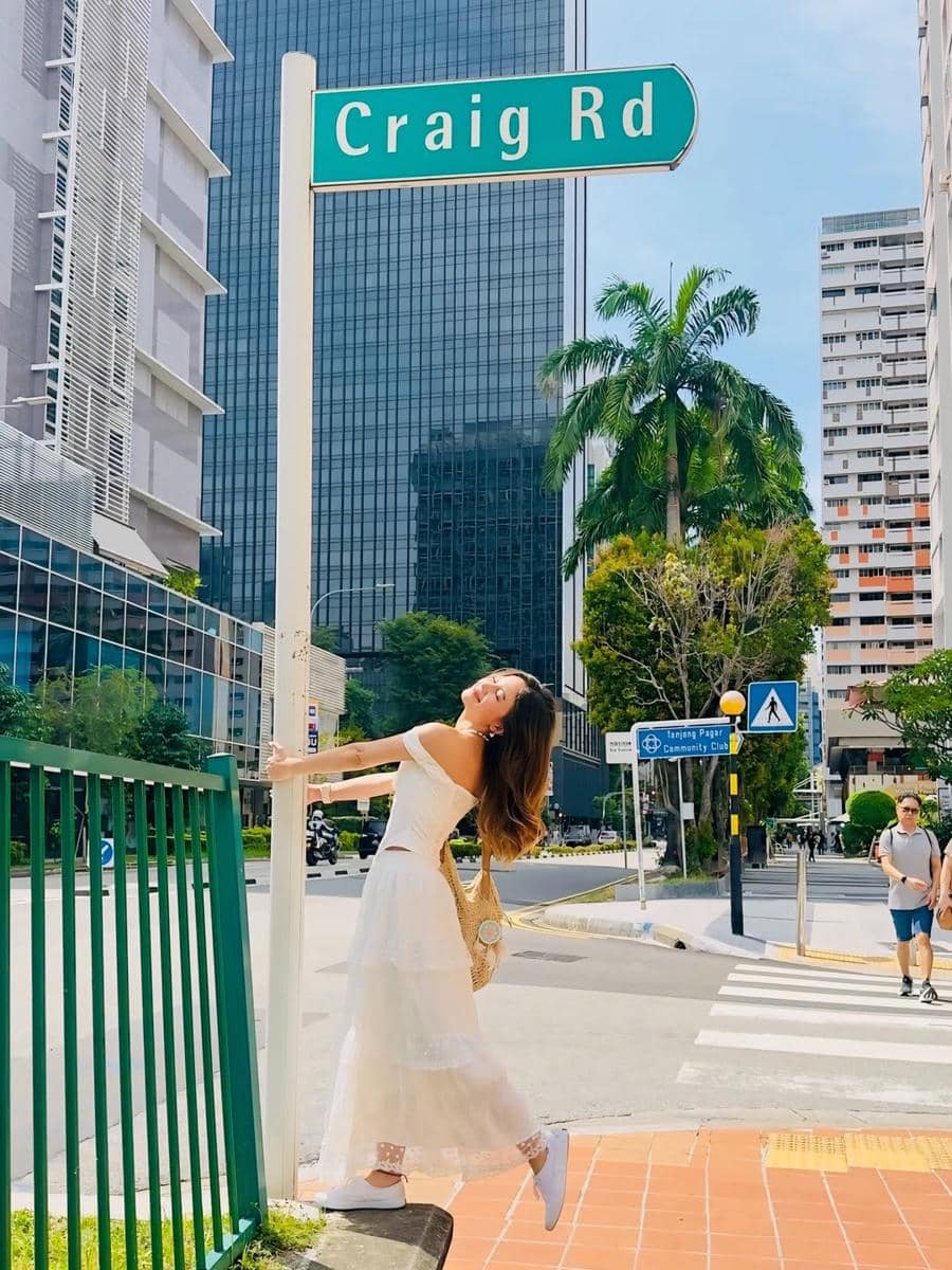 Bella Graceva jalan-jalan di Chinatown, Singapura.