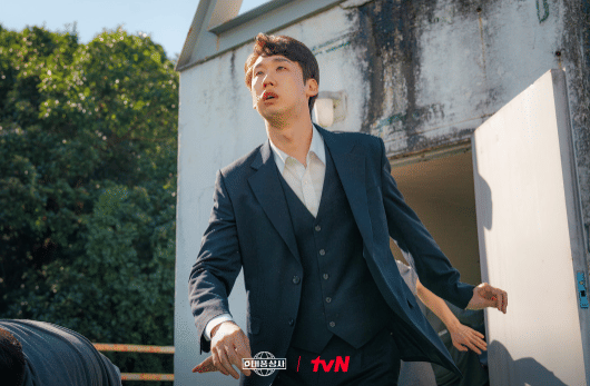 cuplikan drama Typhoon Family