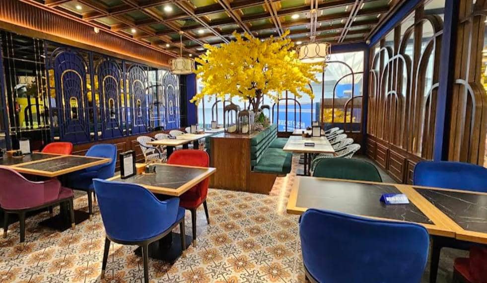 desain interior yang mewah di Secret Sushi