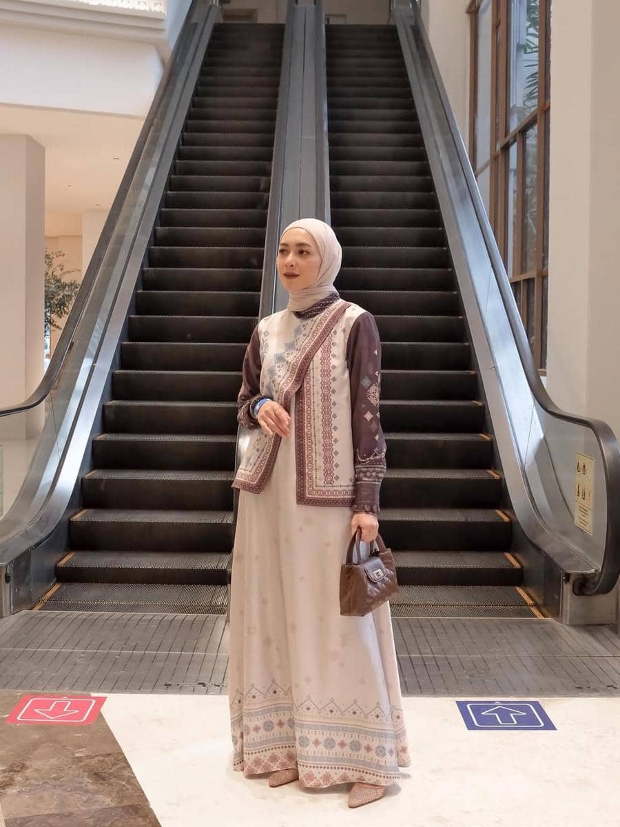 Inspirasi outfit modest wear ala Richa Iskak