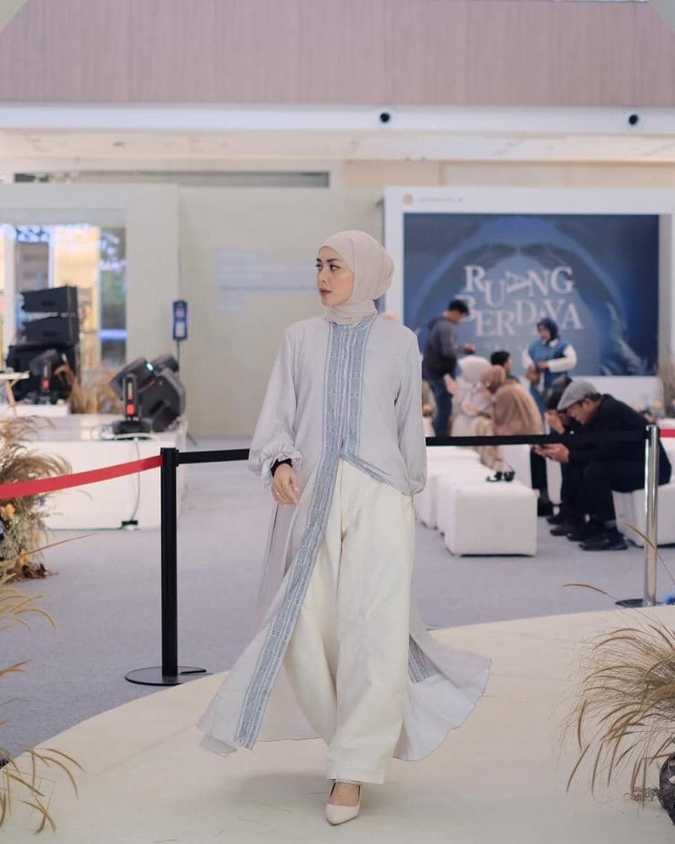 Inspirasi outfit modest wear ala Richa Iskak