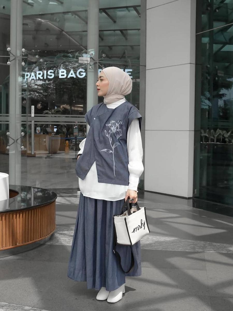 Inspirasi outfit modest wear ala Richa Iskak