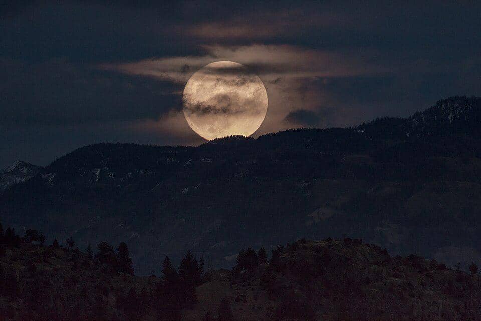 potret indah superbulan di Taman Nasional Yellow Stone