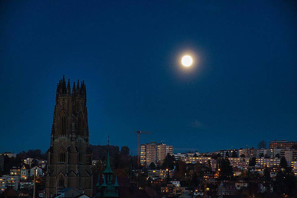 supermoon di atas langit Swiss