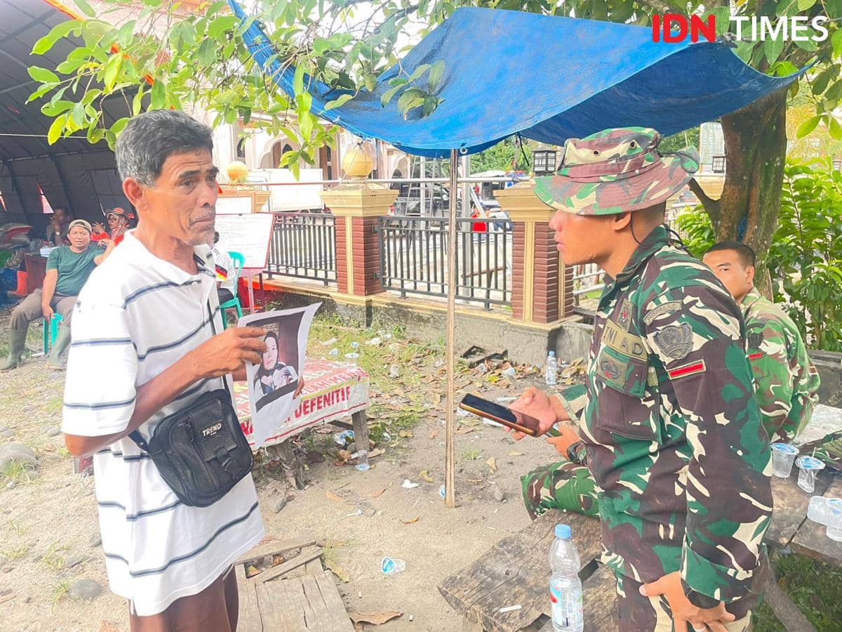 Abdul Gani (57), warga Palembayan, Kabupaten Agam berkeliling mencari kabar tentang istrinya, Marsoni, yang masih hilang pasca banjir bandang Kamis (27/11/2025).