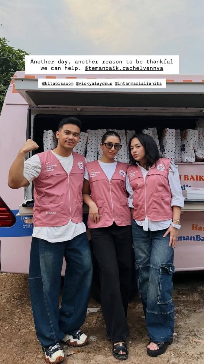 artis beri bantuan langsung ke lokasi banjir Sumatera