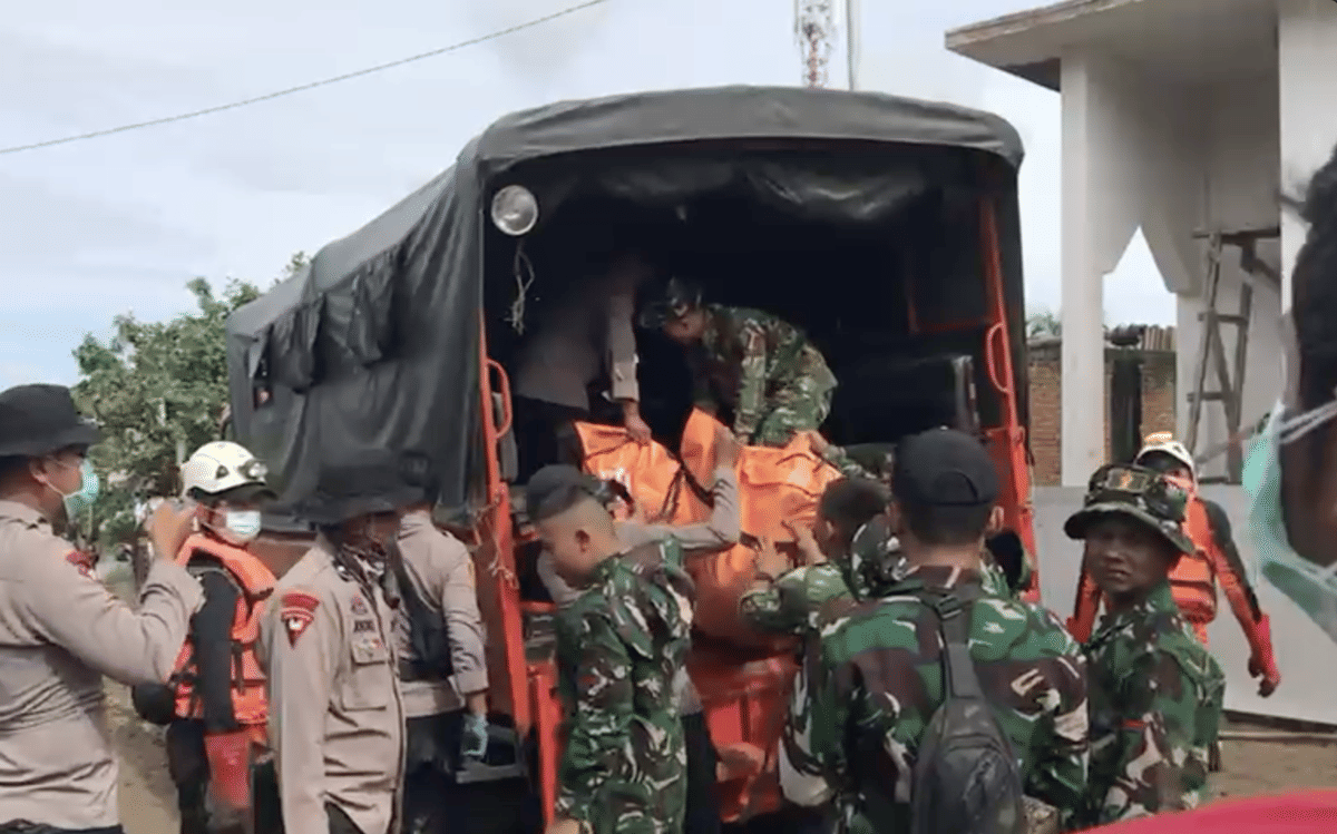 Petugas gabungan mengevakuasi jenazah korban banjir bandang di Palembayan, Kabupaten Agam, Senin (1/12/2025).