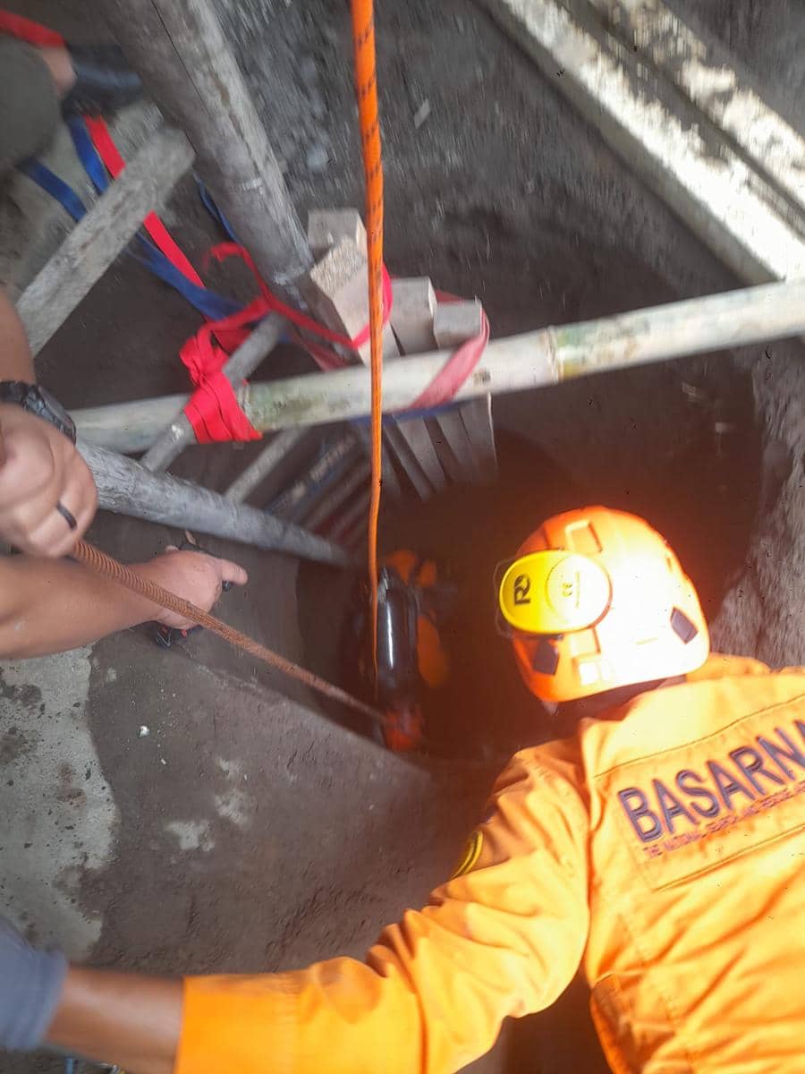 Proses evakuasi tiga penggali septic tank tertimbun galian di Sleman.