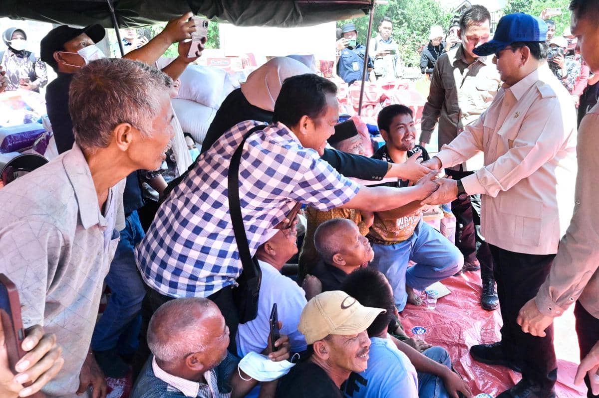 Presiden Prabowo meninjau Posko Pengungsian Desa Bambel Baru, Kabupaten Aceh Tenggara, pada Senin (1/12/2025) (dok. Sekretariat Presiden)