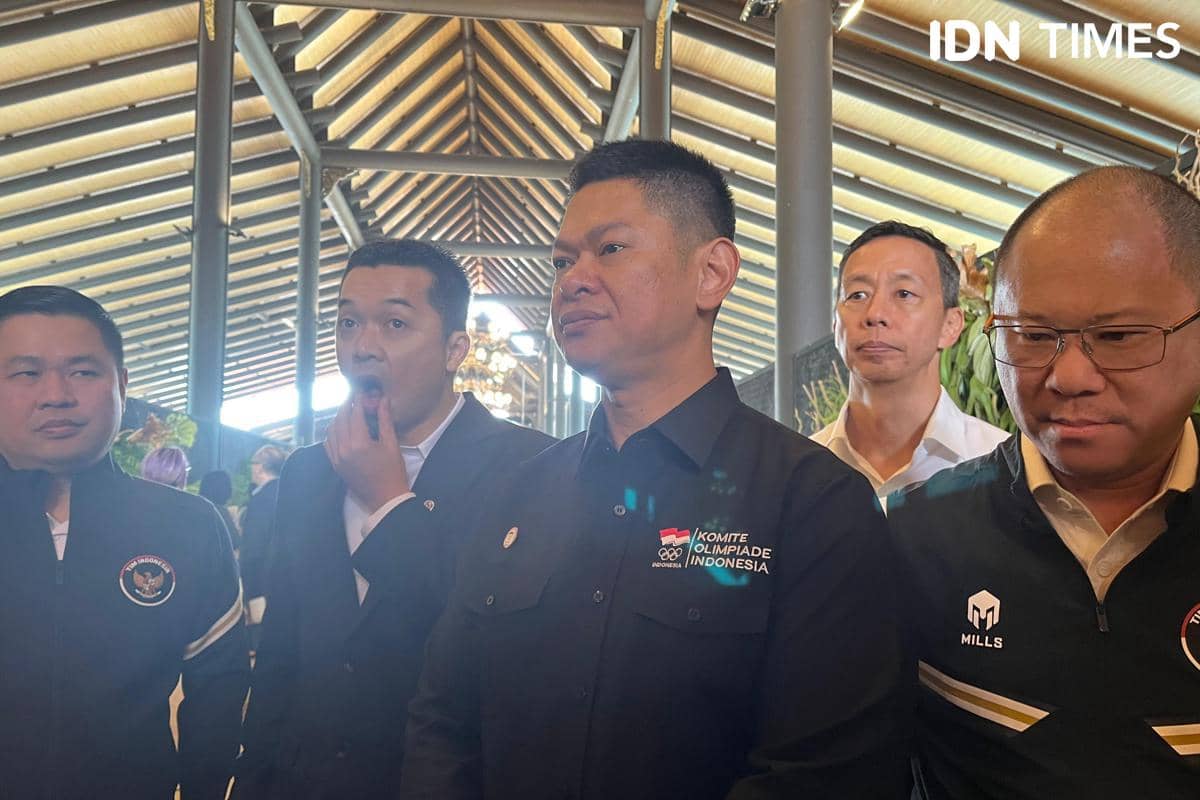 Ketua Umum Komite Olimpiade Indonesia (KOI), Raja Sapta Oktohari bersama Wamenpora Taufik Hidayat, CEO Mills Ahau, Perakilan Tim Indonesia Richard Sam Bera, dan CdM Indonesia di SEA Games 2025 Bayu Priawan Djokosoetono dalam peluncuran jersey tim Indonesia untuk SEA Games 2025