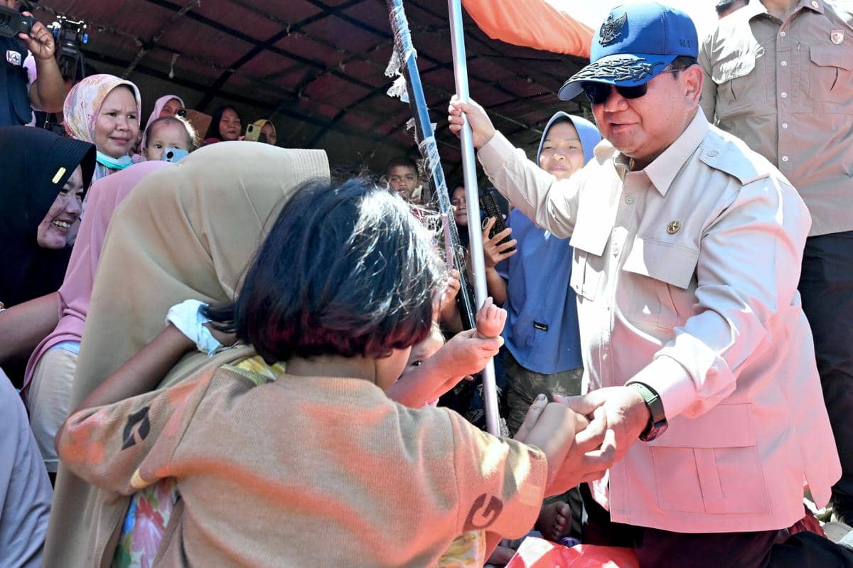 Presiden Prabowo meninjau Posko Pengungsian Desa Bambel Baru, Kabupaten Aceh Tenggara, pada Senin (1/12/2025) (dok. Sekretariat Presiden)