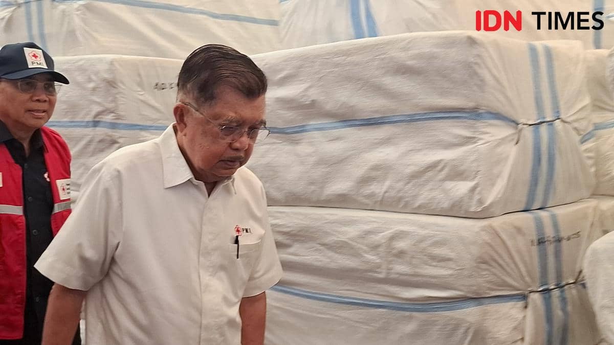 Ketua Umum PMI Jusuf Kalla saat meninjau bantuan logistik bagi korban banjir Sumatra di Lanud Halim Perdanakusuma, Jakarta Timur.