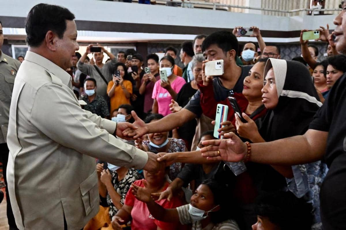 Presiden Prabowo mengunjungi lokasi pengungsian korban banjir di Tapanuli Tengah (Tapteng), Sumatra Utara, Senin (1/12/2025) (dok. Sekretariat Presiden)