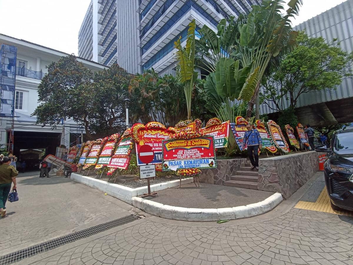 Karangan Bunga Banjiri Balkot Jelang Pelantikan Uus Kuswanto Jadi Sekda