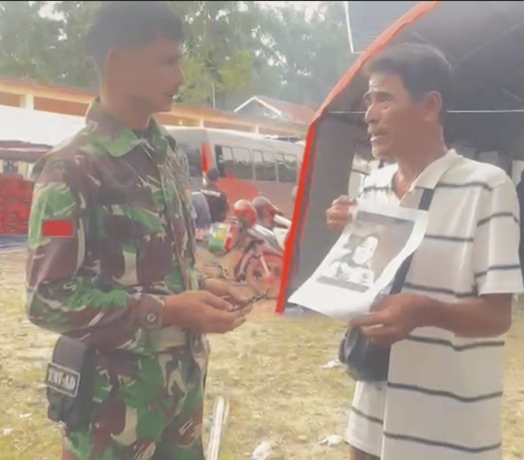 Abdul Gani (57), warga Palembayan, Kabupaten Agam berkeliling mencari kabar tentang istrinya, Marsoni, yang masih hilang pasca banjir bandang Kamis (27/11/2025).