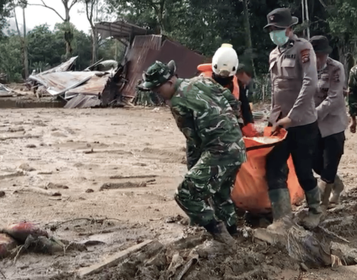 Petugas gabungan mengevakuasi jenazah korban banjir bandang di Palembayan, Kabupaten Agam, Senin (1/12/2025).