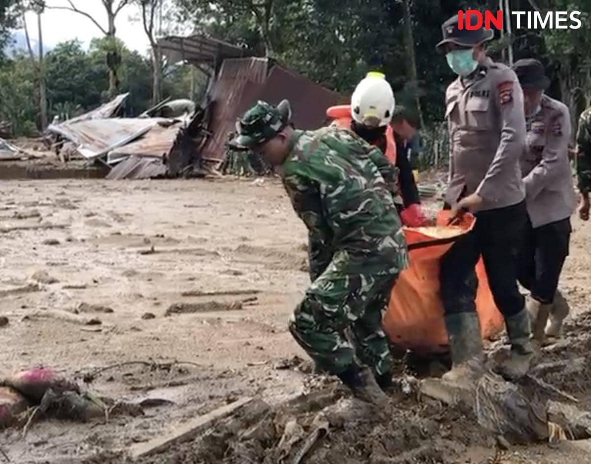 Petugas gabungan mengevakuasi jenazah korban banjir bandang di Palembayan, Kabupaten Agam, Senin (1/12/2025).
