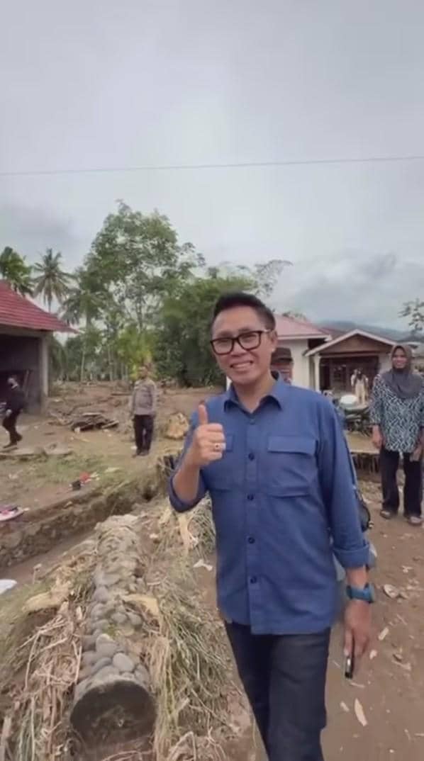 artis beri bantuan langsung ke lokasi banjir Sumatera